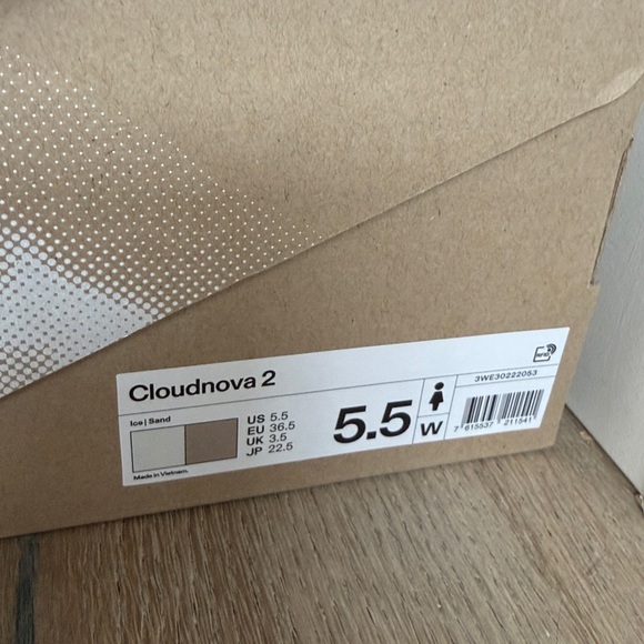 GUC on running cloudnova 2 ice/sand size 5.5 with original shoe box - Picture 2 of 16